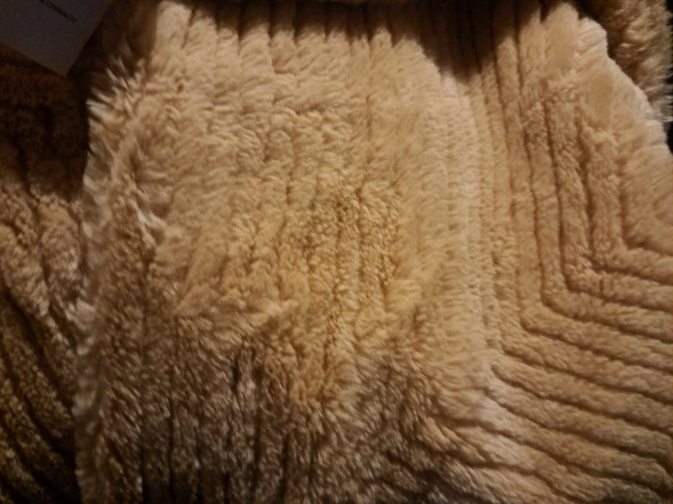 Manta de piel sintética Rachel Zoe mostaza oro amarillo chic SUAVE- Foto 3 de 4