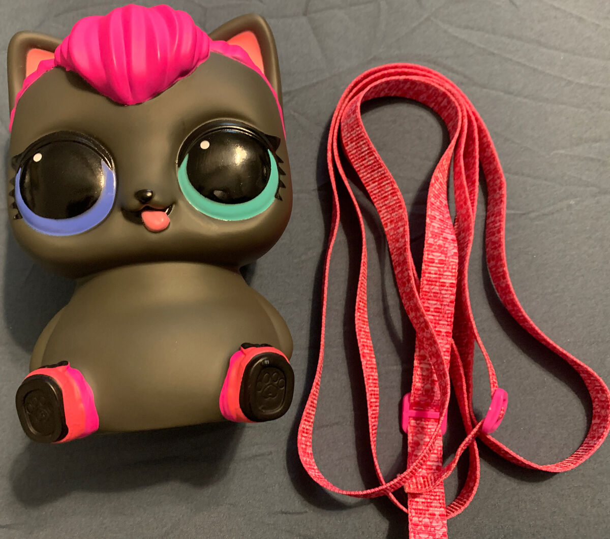 LOL Surprise,Biggie Pet Pink Spicy Kitty, 7” Tall Coin Bank, Backpack