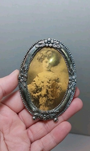 Vtg Oval Silver Tone Metal Floral Footed Easel Back Mini Photo Frame Victorian