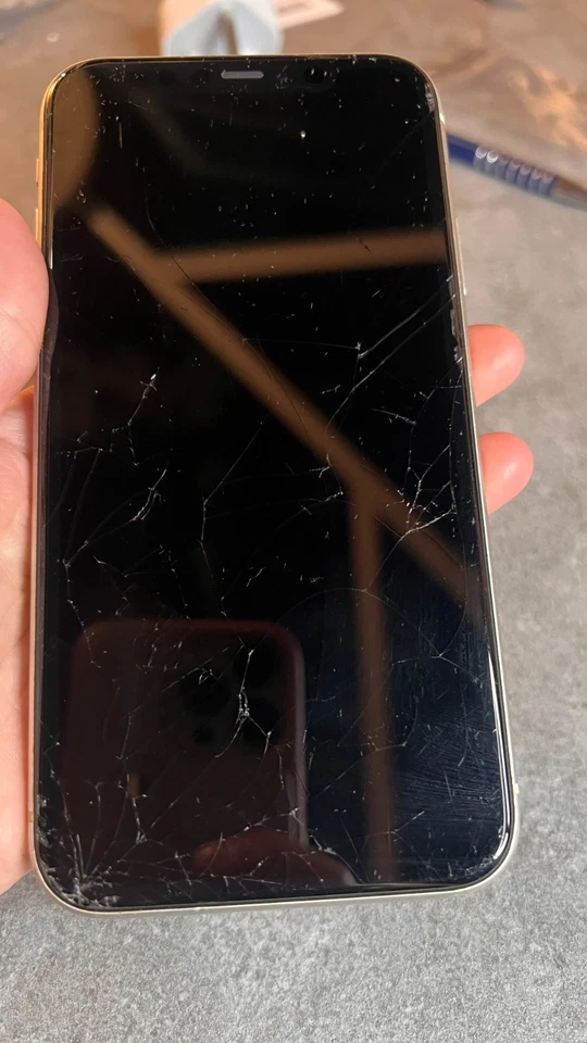 iPhone 11 128gb, Broken Screen, 100% functional, 74% Battery, Unlocked - Image 4 of 4