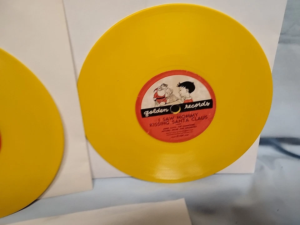 Yellow Vinyl 6" Golden records 78 RPM 1950's Santa Bugs Bunny Old Smoky lot of 5 - Image 4 of 4