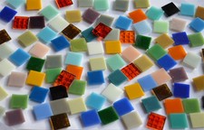 100 St. Glas Mosaiksteine 2x2 cm Buntmix in ca. 30 Farben ca. 290g.