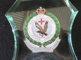 SMALL NSW POLICE FORCE GLASS (NAMED) PLAQUE MEASURES 17 x 12 cm