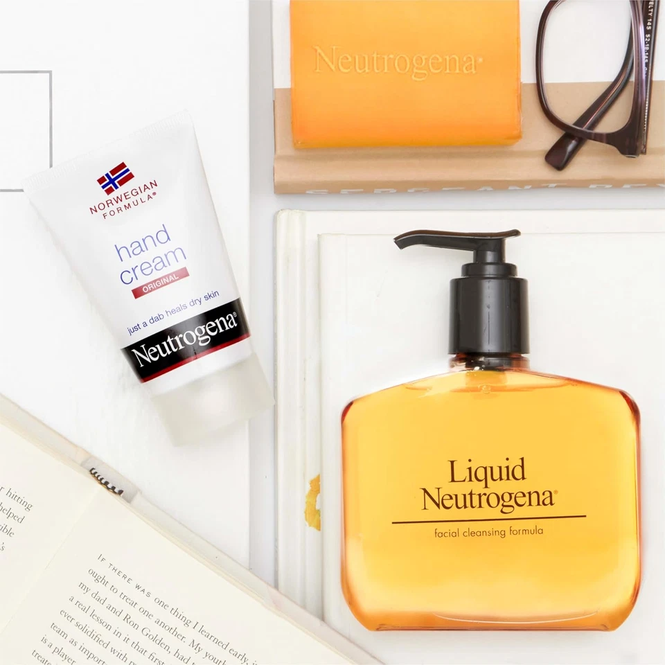 Neutrogena Jabón Facial Líquido Espumoso Suave con Glicerina, Sin Aceite e Hipoalergénico Foto 3 de 4