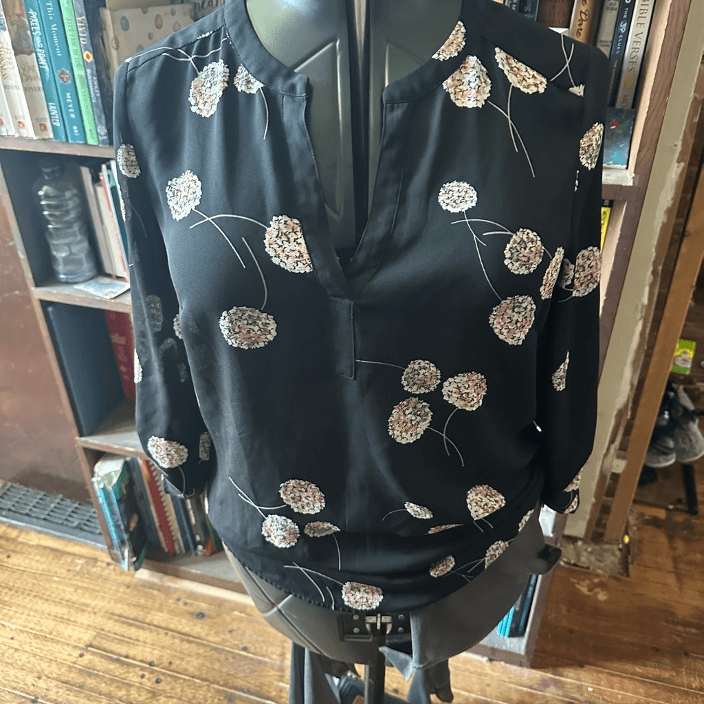 Daniel Rainn S split neck black hydrangea boho bl… - image 1