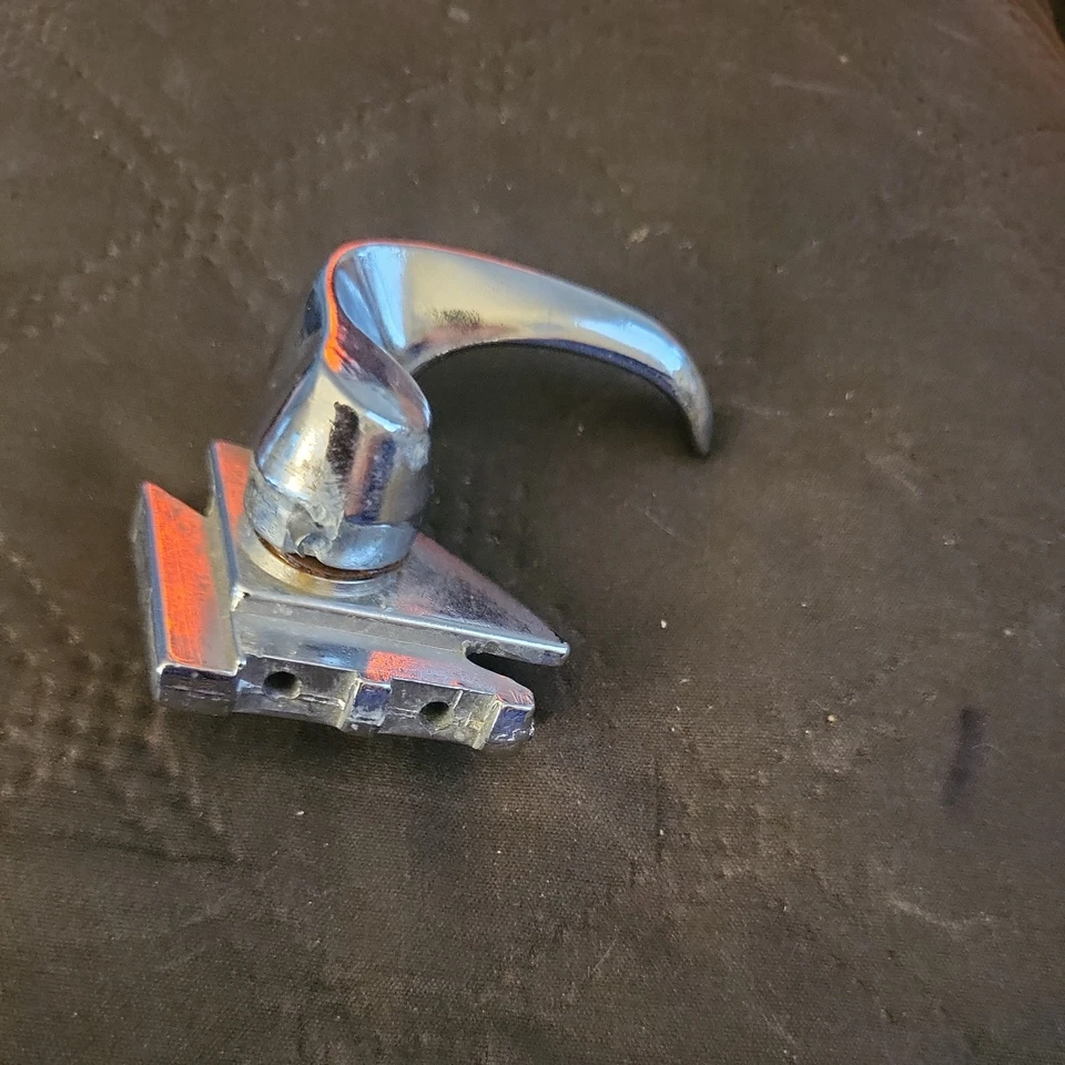 Cerradura de manija de ventana de ala de ventilación izquierda Pontiac Tempest Lemans GTO de colección  Foto 3 de 4