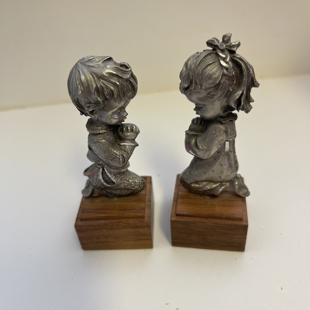 イタリア PELTROのピュター製バレリーナ像です。 木製ベース Vintage Peltro pewter Mini figurine Boy And Girl Praying On Wood
