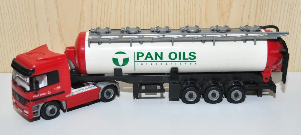 Dickie Toys M0826 Camion Mercedes cisterna PAN OILS frizione 36 cm 2012 - Immagine 2 di 4