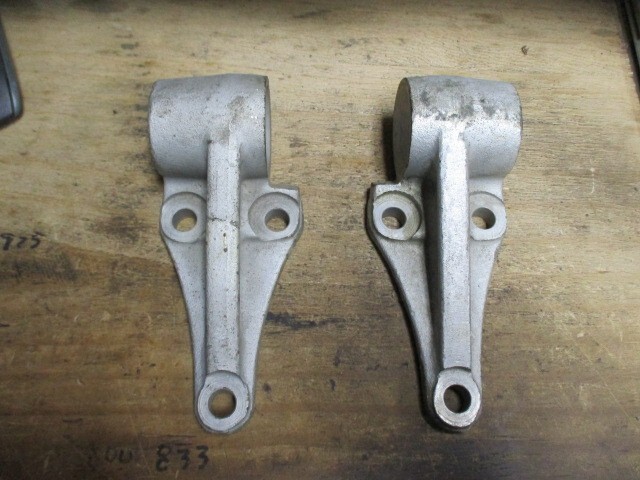 Rolls Royce Silver Shadow L&R Upper Front Suspension Lever Bushing Brackets NOS