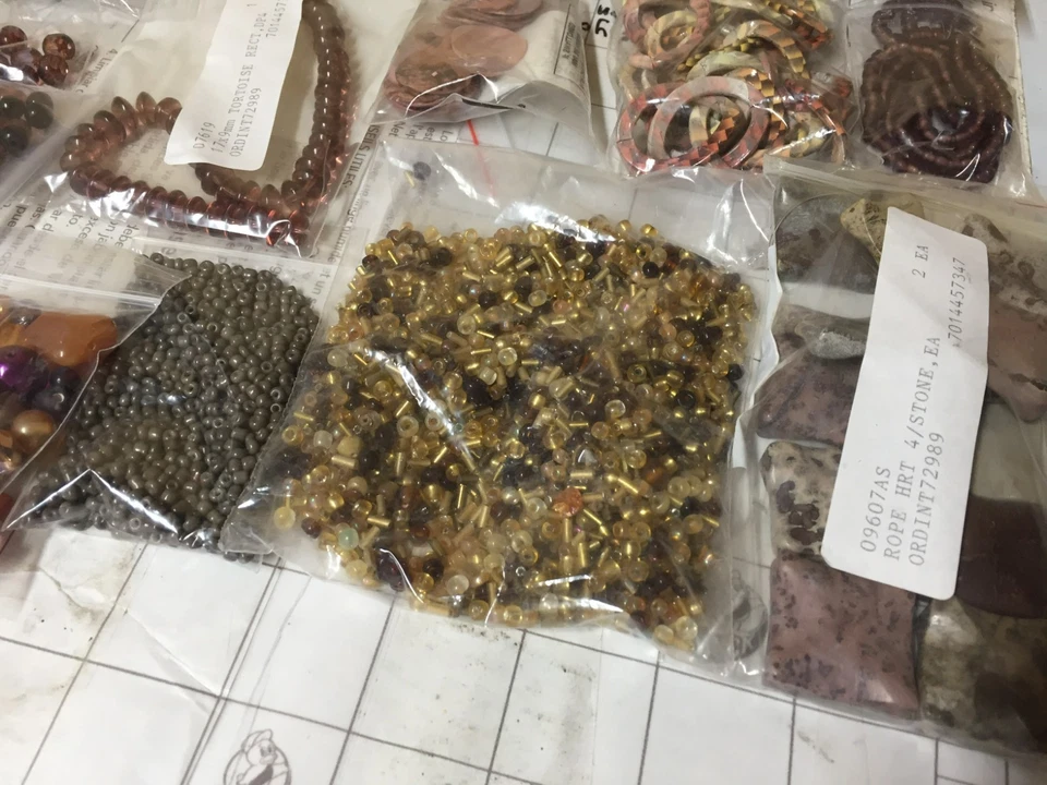 Lote de 2 lb 8 oz cuentas grises mixtas piedra de vidrio acrílico concha artesanía hágalo usted mismo hebras de semillas Foto 3 de 4