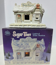 PRECIOUS MOMENTS  SUGAR TOWN  LIGHTED TRAIN STATION NEW CORD CHRISTMAS VILLAGE