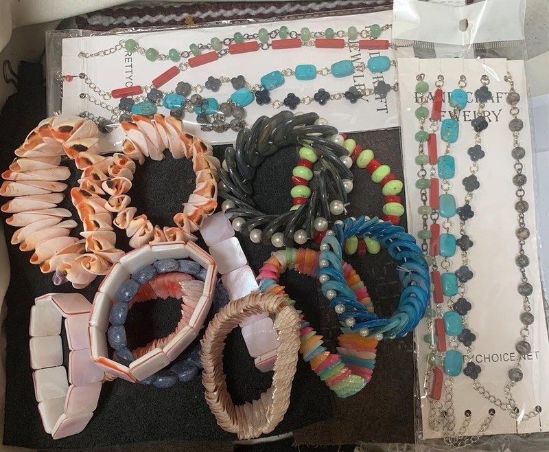 Bulk sale //lot of 22 mix shape seashell/mix gem stone bracelets/(z228e)