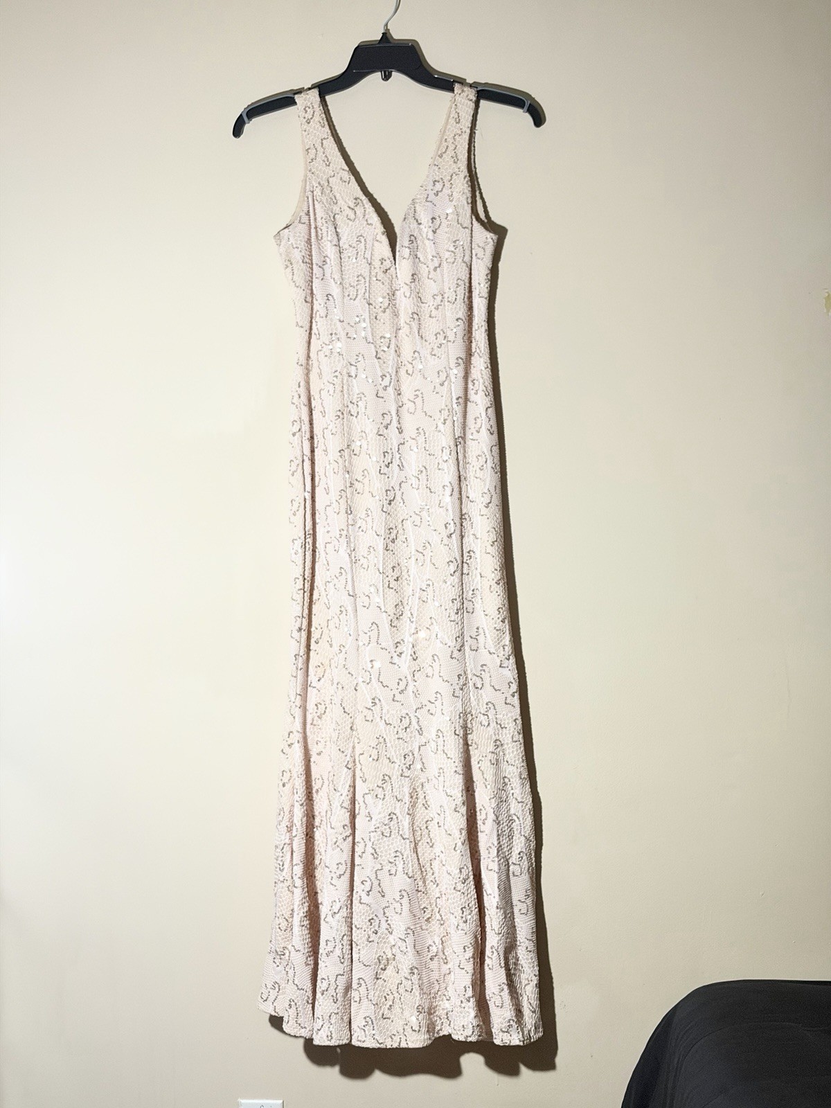 Bailey blue size large elegant blush pink sleeveless v-neck sequin maxi dress