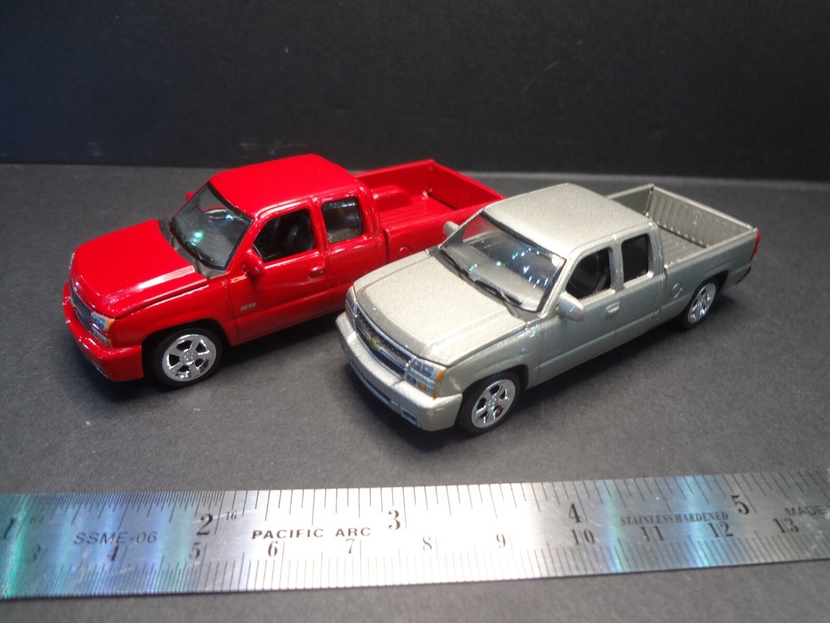 1/64　サンルーフ開閉前後　シルバラード　silverado 精密ミニカー Auto World 2006 Chevy Silverado SS pair 1 red + 1 silver