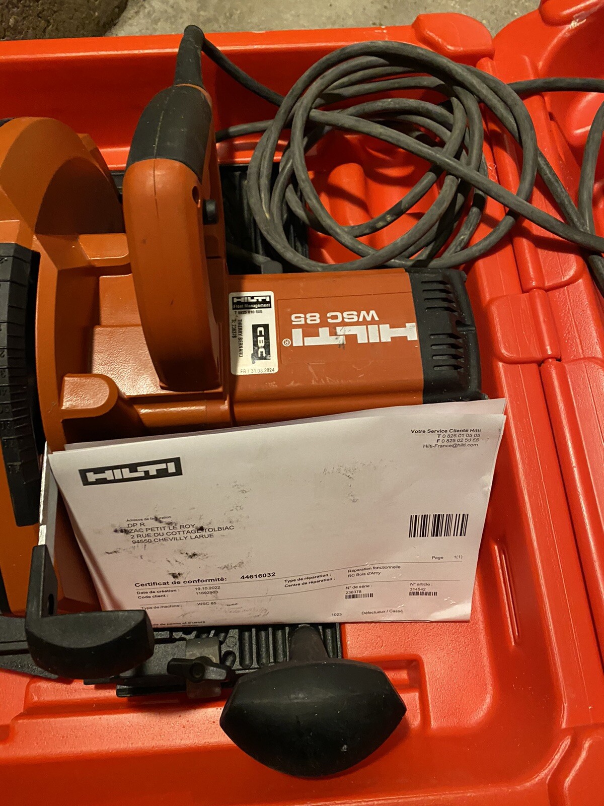 Scie circulaire Hilti WSC 85 évite le blocage de lame dans le bois dur et humide