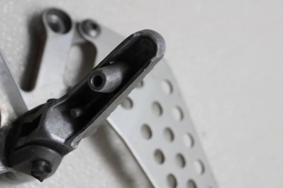 2002 - 2003 年本田 CBR954R 左后轮套装脚 PEG 带变速器 — 第 4/4 张图片