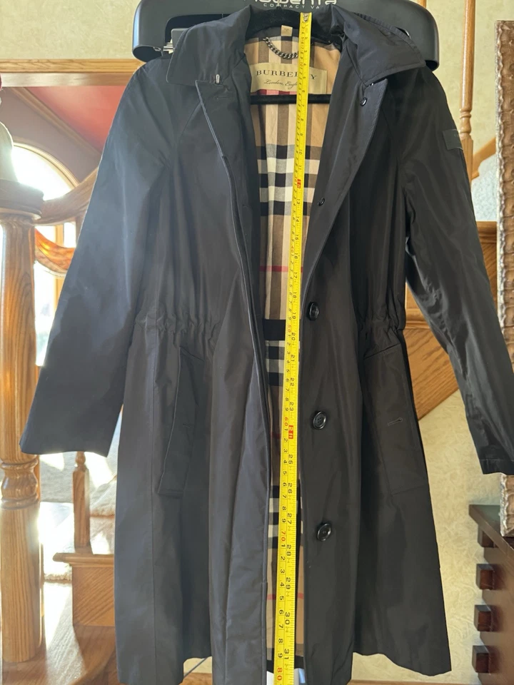 Chaqueta Burberry London para mujer con capucha extraíble  Foto 3 de 4