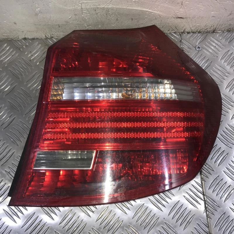 Feu arriere principal droit (feux) BMW SERIE 1 (E87) PHASE 2 (LCI) 63217164956 - Photo 1/1