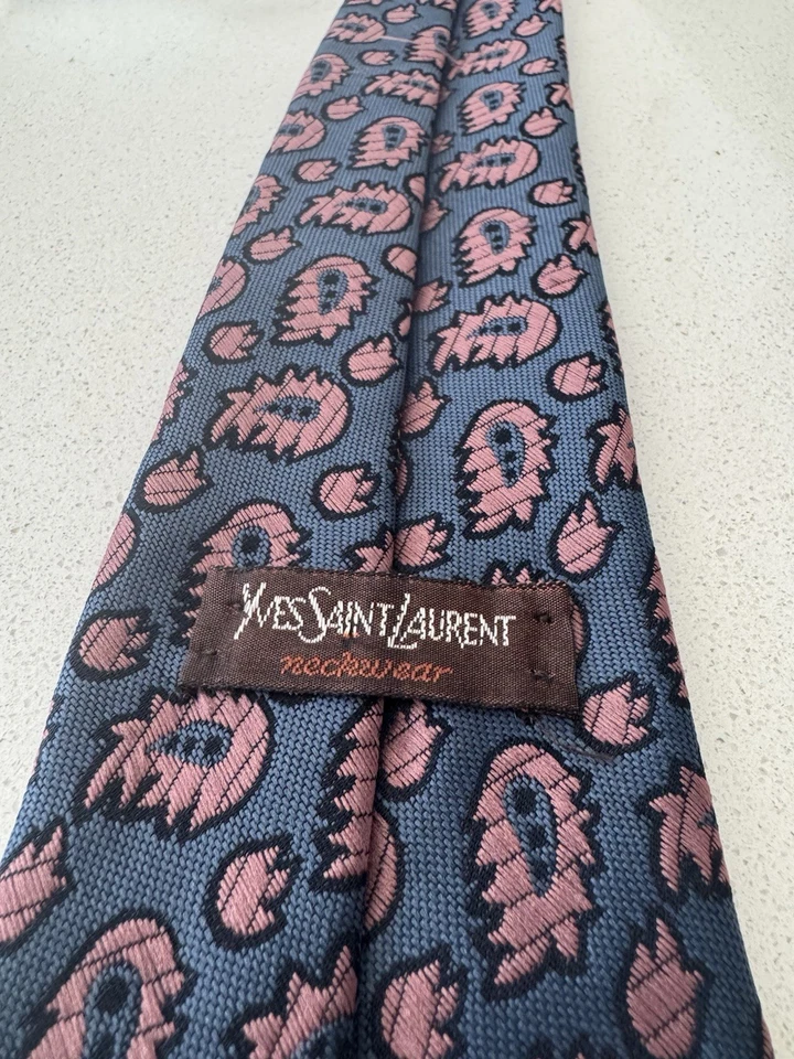 Prendas para el cuello retro para hombre Yves Saint Laurent atadas azul y rosa patrón geométrico Foto 3 de 4