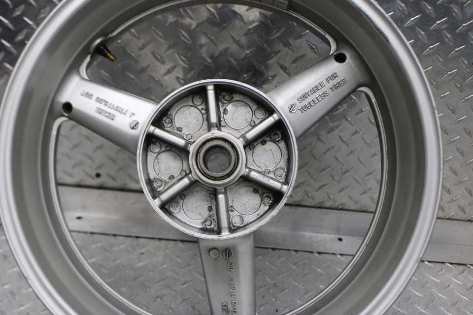 Llanta trasera Yamaha YZF R1 1999 plateada J17Xmt6,00 Foto 2 de 4