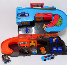 Hot Wheels Ultra Hots Sto & Go Track Playset – Portable Racing Fun!