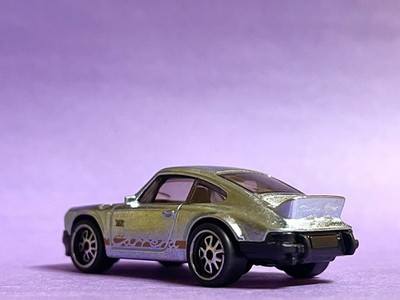 Hot Wheel New 26 Super Treasure Hunt Factory-Custom 911 Carrera RS