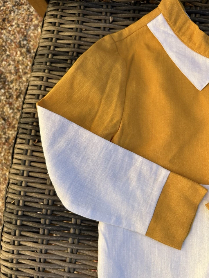 Camisa para niños La Miniature Color Block amarillo mostaza y blanco Foto 2 de 4