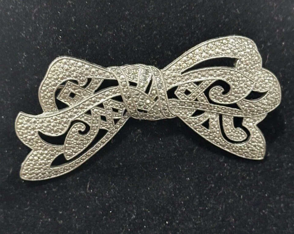 Broche lazo cinta vintage encaje filigrana marcasita prendedor grande tono plata Foto 2 de 4