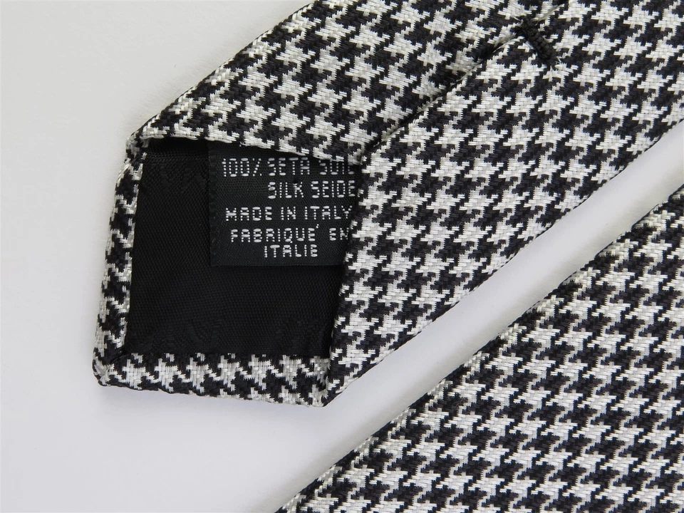 Corbata de seda vintage Armani diseño geométrico blanco y negro 3,25" de ancho Foto 3 de 4