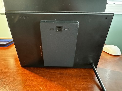 Sony S-Frame Digital Picture Frame DPF-VR100 10.2" w/ Power Supply & USB Cable - Picture 8 of 11