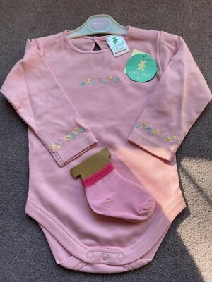 Brandneu mit Etikett Early Days rosa Langarm Body Anzug bestickt Blumen & Socken 12-18M