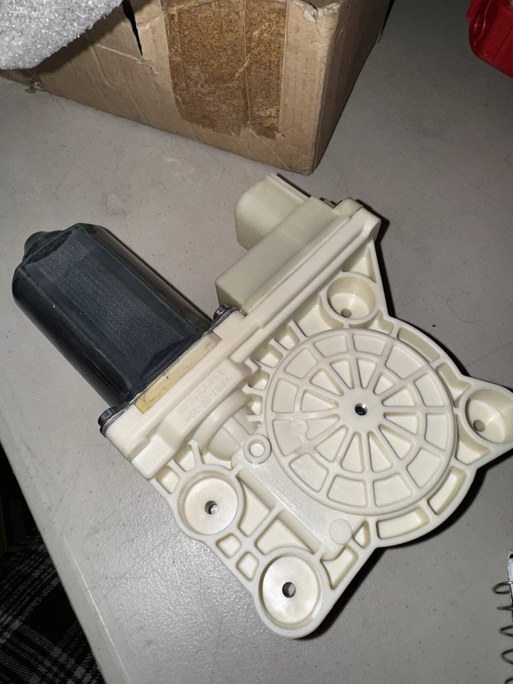 2002-2005 BMW 745i 745Li Rear Right Side Door Power Window Motor 67628382002 OEM - Image 3 of 3