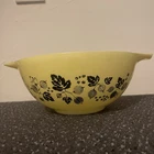 PYREX Cinderella Bowl Gooseberry 442  1 &  1/2 Quart Vintage Yellow & Black