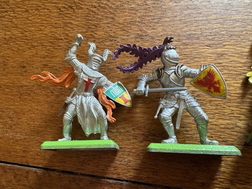3 Vintage England Britains plastic & metal Toy Knights Lot - Picture 4 of 8