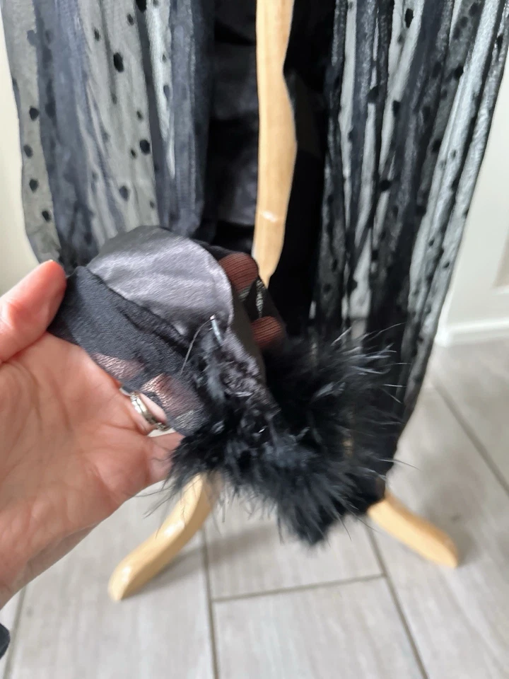 Bata de malla larga Heidi recortada en piel talla única por Mapale Glam Regency longitud del piso Foto 4 de 4