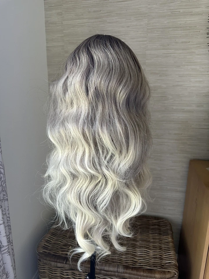Peluca sintética Dark Roots Ombre Ceniza Rubia Larga Ondulada Rizos Golpes 26” Foto 4 de 4