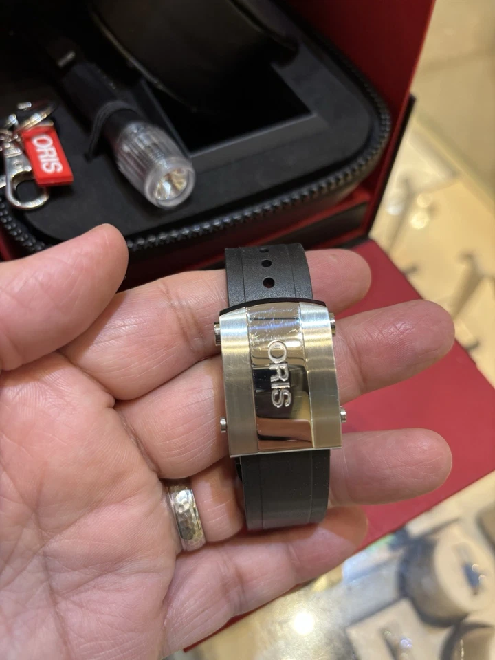 Oris  Acqis Red Limited Edition 1581/2000 Professional Diver’s Rubber Strap. - Image 3 of 4