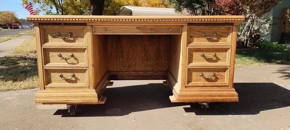 Escritorio de oficina vintage de madera de roble Foto 4 de 4