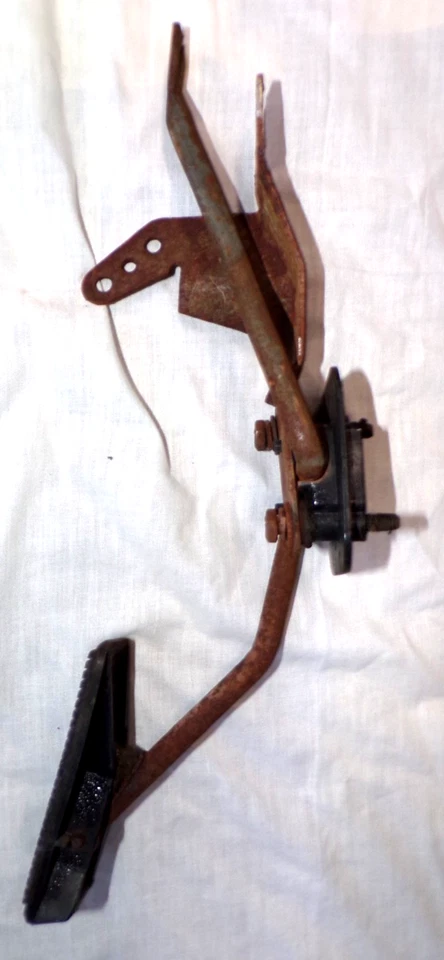 Педаль газа 77-82 C3 Corvette в сборе и кронштейн с болтами б/у/переработанный - Изображение 2 из 4