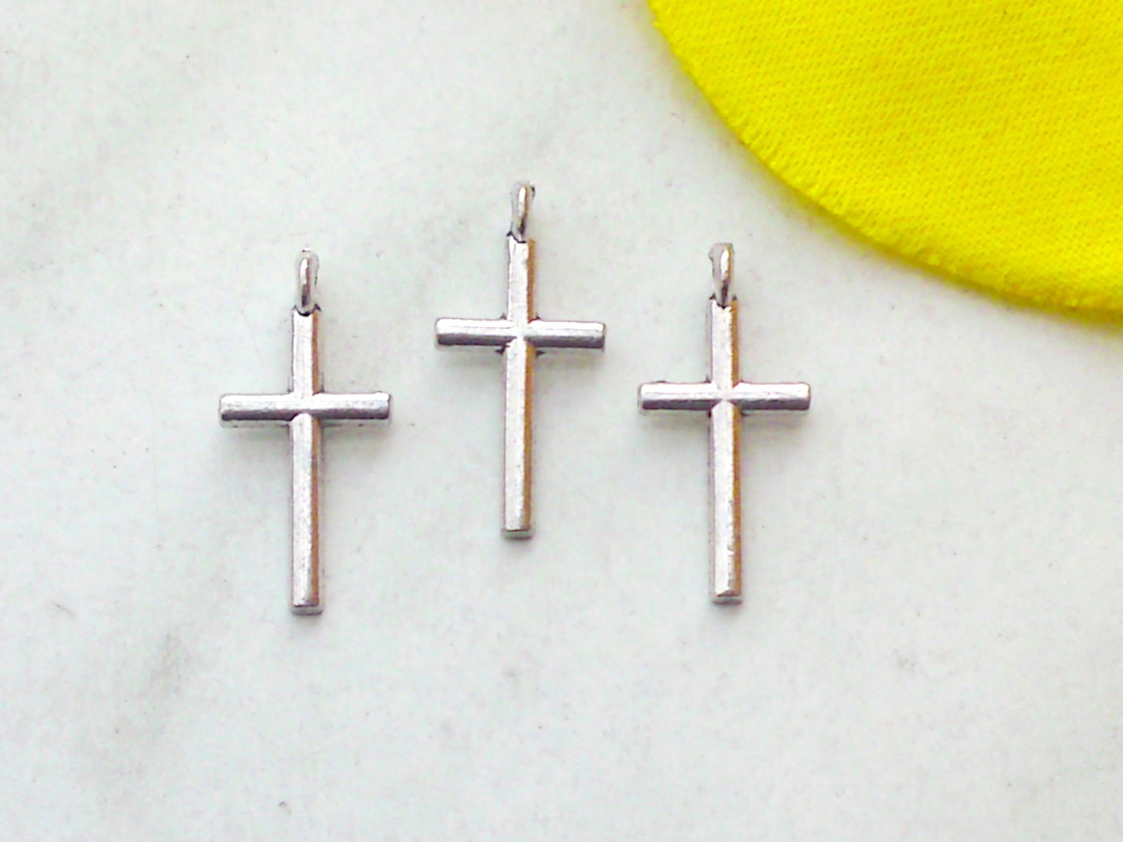 10x Anhänger *Kleines Kreuz 16x8mm Charms Kruzifix Glaube Schmuck Deko Basteln