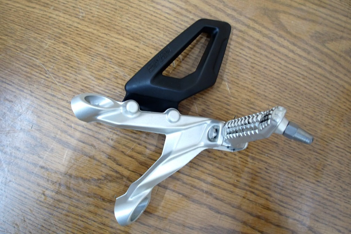 2022 BMW S1000RR LEFT FOOT PEG W/ MOUNT 8568715-02 46718568701  