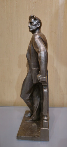 Soviet USSR Vintage Statuette poet MAYAKOVSKY V.V., alloy - Picture 5 of 16