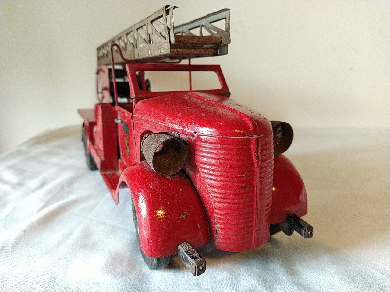 VEBE CAMION DE POMPIER AVEC 2 POMPIERS GRANDE ECHELLE ANNEES 1950
