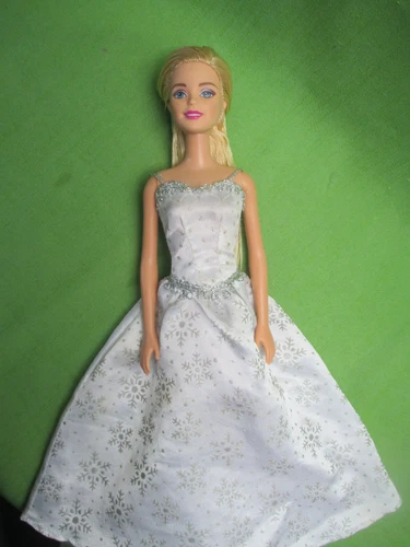 Barbiepuppe, blond, in weiß/silbernem Ballkleid
