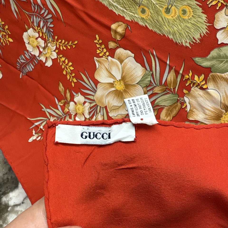 Bufanda/chal cuadrado vintage GUCCI rojo floral con motivo de pavo real Italia 100 % seda 32x32 Foto 4 de 4