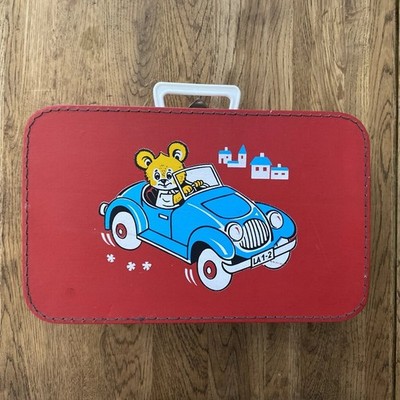 Vintage Kinder Spielzeug Koffer roter Teddy im blauen Auto. Metallverschlüsse Kunststoffgriff