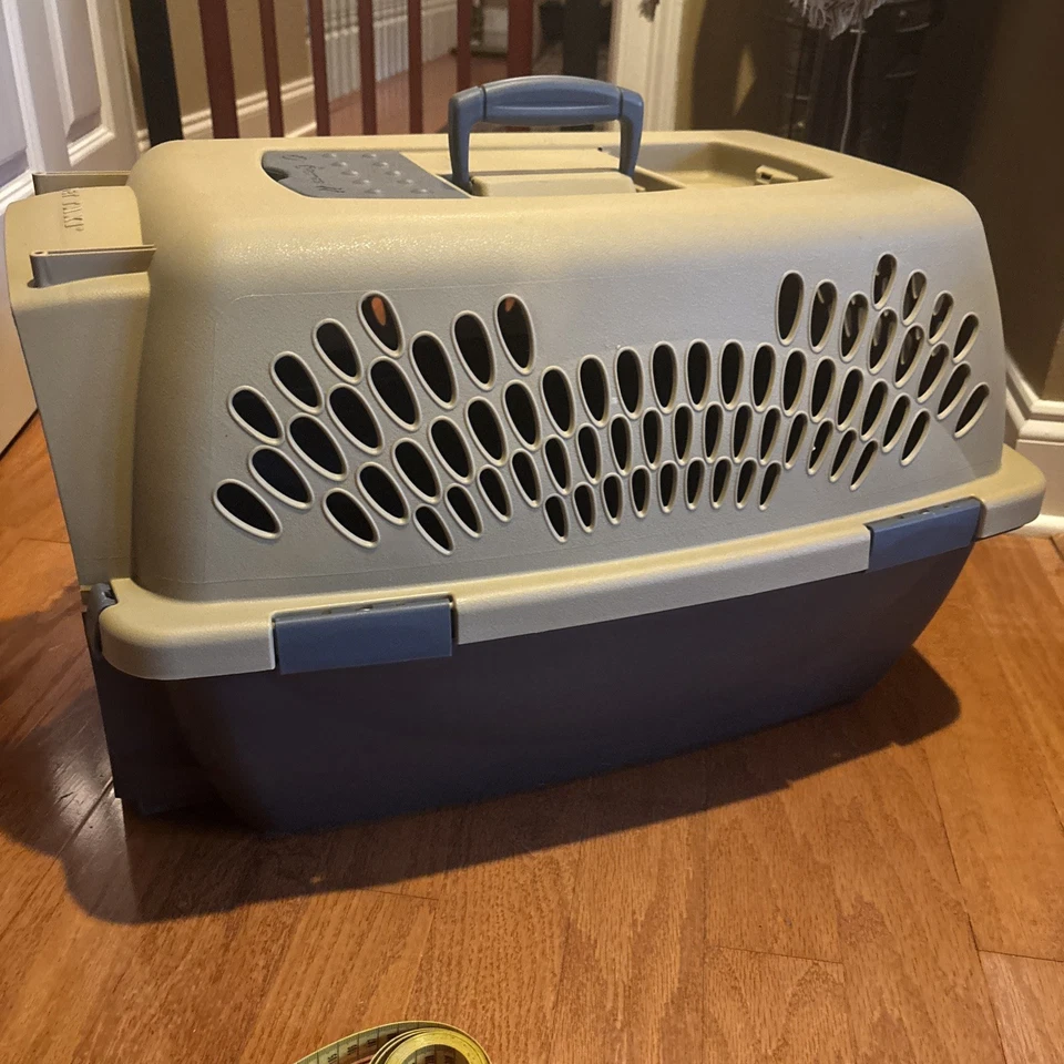Petmate Pet Taxi Carrier – Medium 21x15x14– Dog Kennel Crate Airline Approved - Image 3 of 4