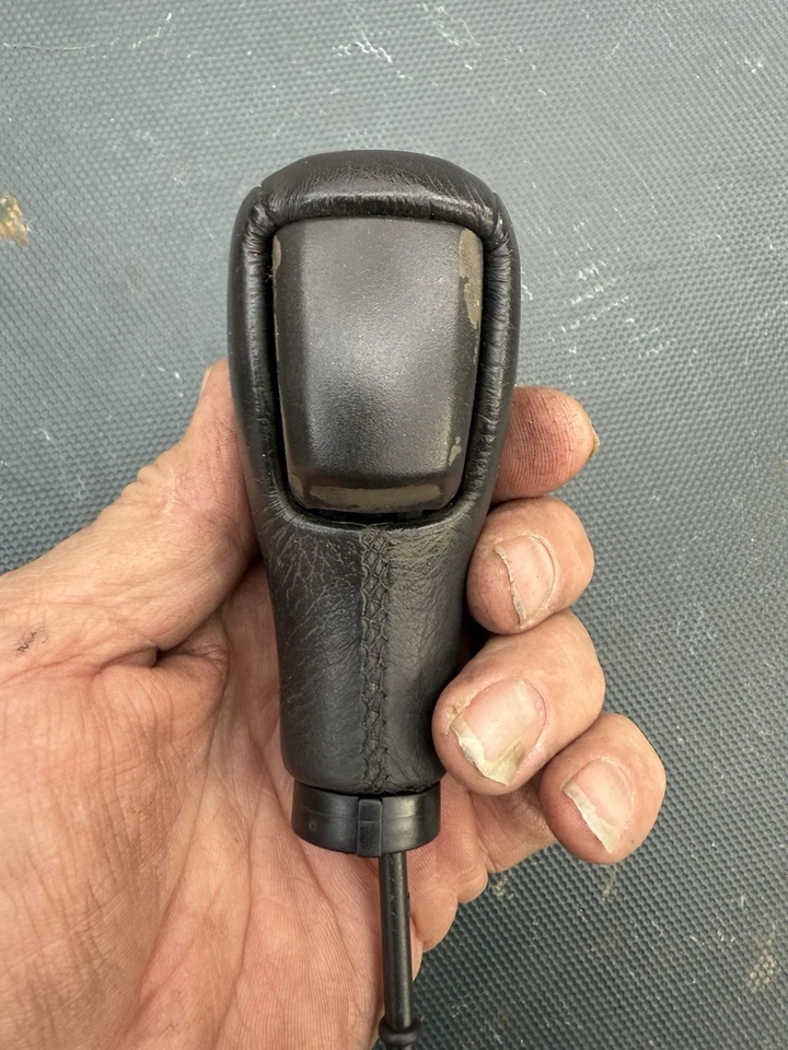 Pomo de cambio de marchas Volvo 2004-2007 V70 XC70 04-09 S60 cuero gris automático Foto 2 de 4