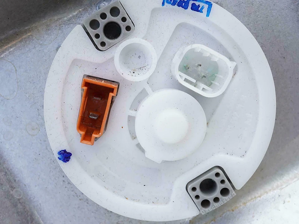 2001 - 2004 Mercedes Benz Slk Class R170 Fuel Gasoline Tank Reservoir 1704702001 Foto 3 de 4