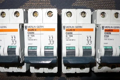 DISJONCTEURS 16A COURBE D, 2POLES PROTEGES 16AMPERES MERLIN GERIN PC.10KA - Photo 1/4